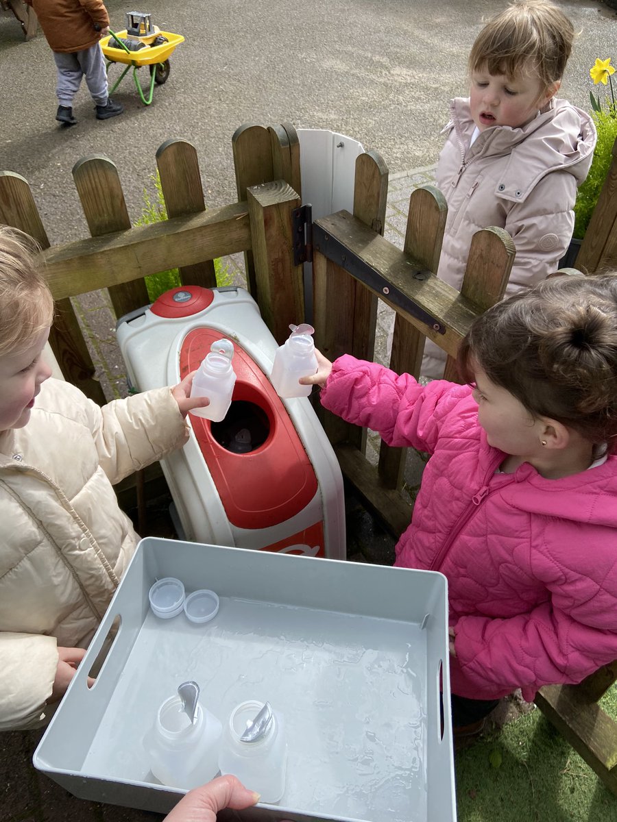 We like helping to recycle and making sure our waste goes in the correct bins. ♻️ @StMarysCIW @MrsFrancis18 #smciwinformed