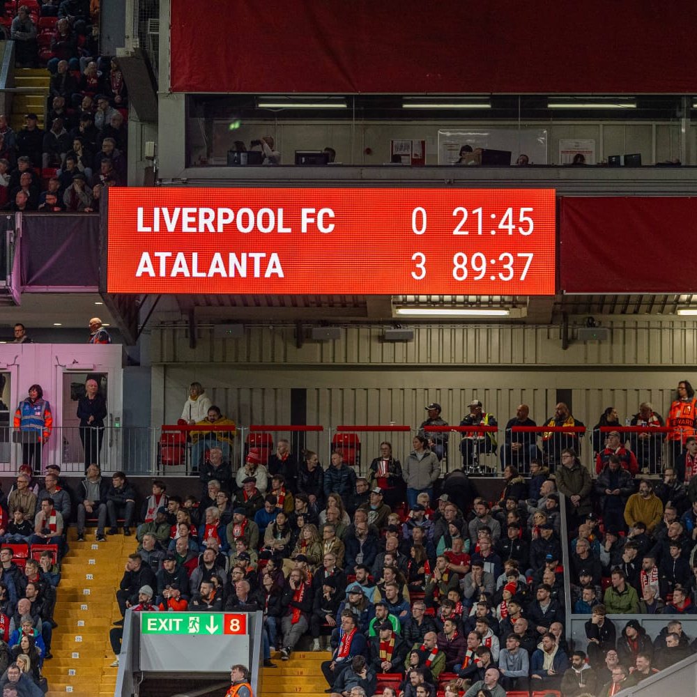 🔴 Stadyum koridorlarından üzgün bir şekilde çıkmayı unutmuşlardı... ❌ Liverpool, 415 gün sonra Anfield'da yenildi.