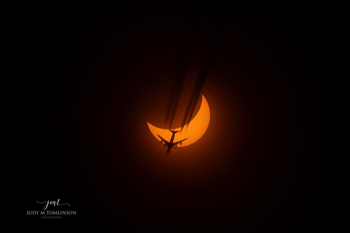 Wow, an incredible capture of a fly by during the #solareclipse. Thank you Judy Tomlinson for sharing this photo! Port Stanley with a time stamp of 3:39pm. We tried to assist in finding out the plane/origin with no luck. Does our amazing #planespotting community have any ideas?