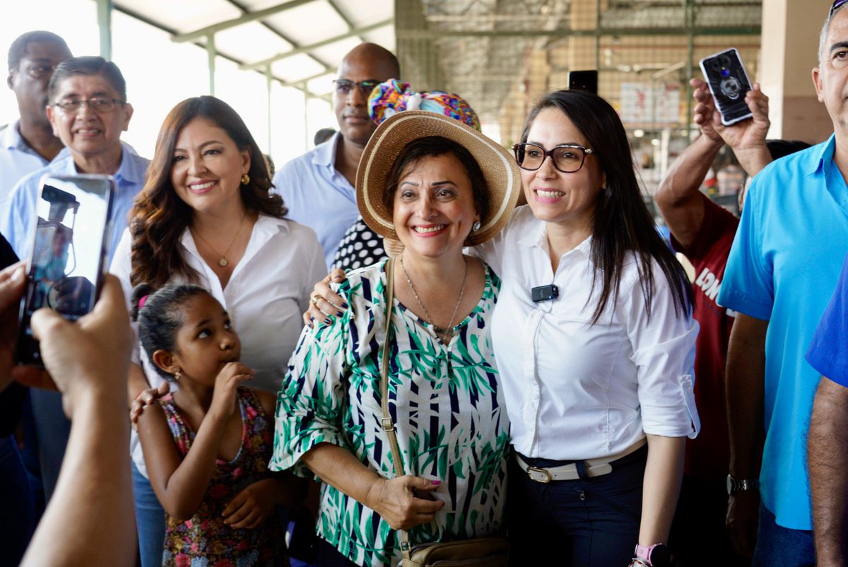 🚨 ¡#LuisaEnTerritorio! | Nuestra presidenta Luisa González compartió un almuerzo comunitario en el #MercadoCaraguay. Allí, explicó que la #ConsultaPopular es innecesaria, porque pretende vulnerar los derechos de los trabajadores y causar daños en la soberanía del país. 💪🇪🇨