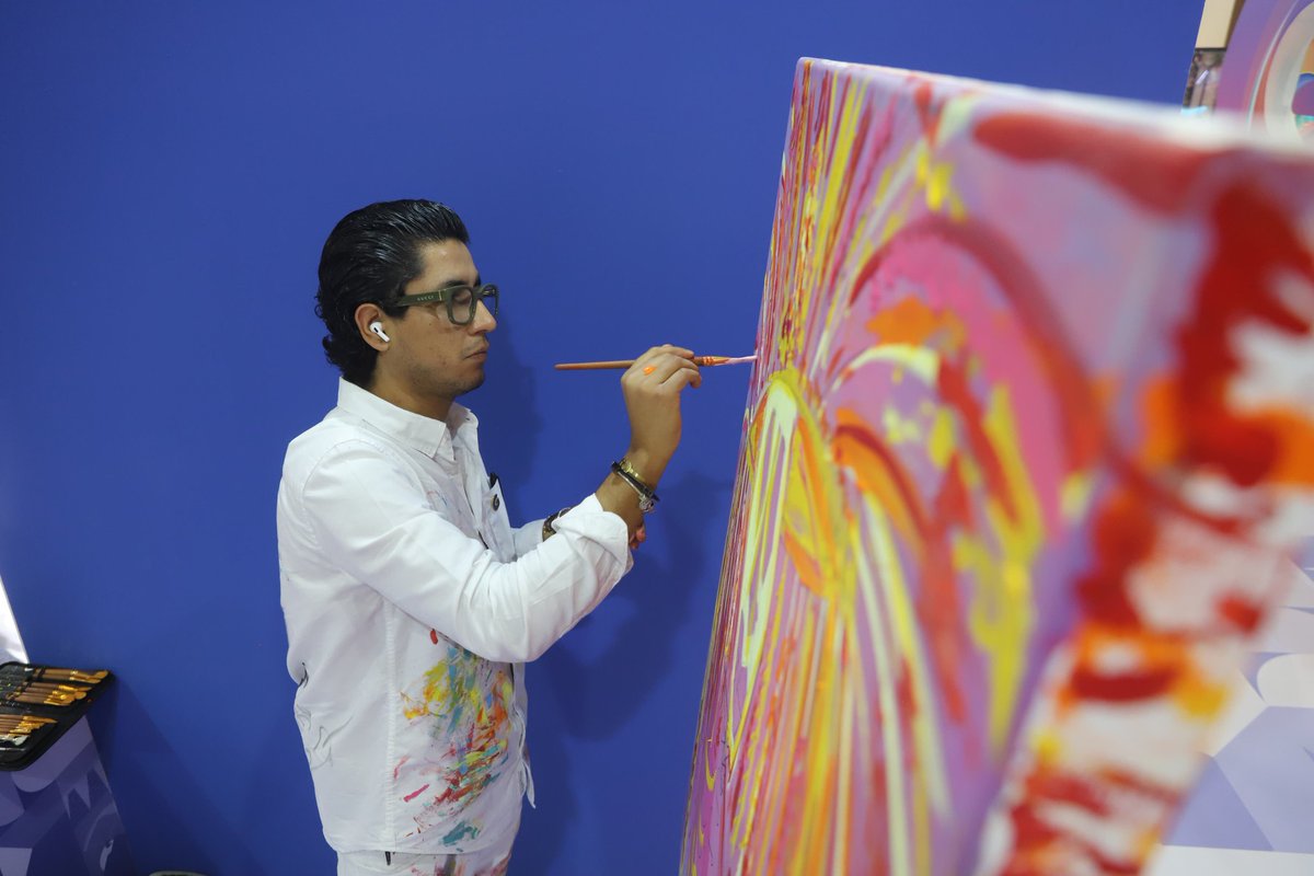 turismogobgente's tweet photo. ¡Wow el arte 🎨 de #Guanajuato❗
El artista guanajuatense Alonso León Jaime crea obras de arte en el stand de #GTO durante el @TianguisTurisMX .
El joven 👨🎨 de 31 años tiene como escenario el stand sustentable de la #SECTURGTO para plasmar 🖼️ la colorida esencia de la entidad. https://t.co/NhRXZHK31X