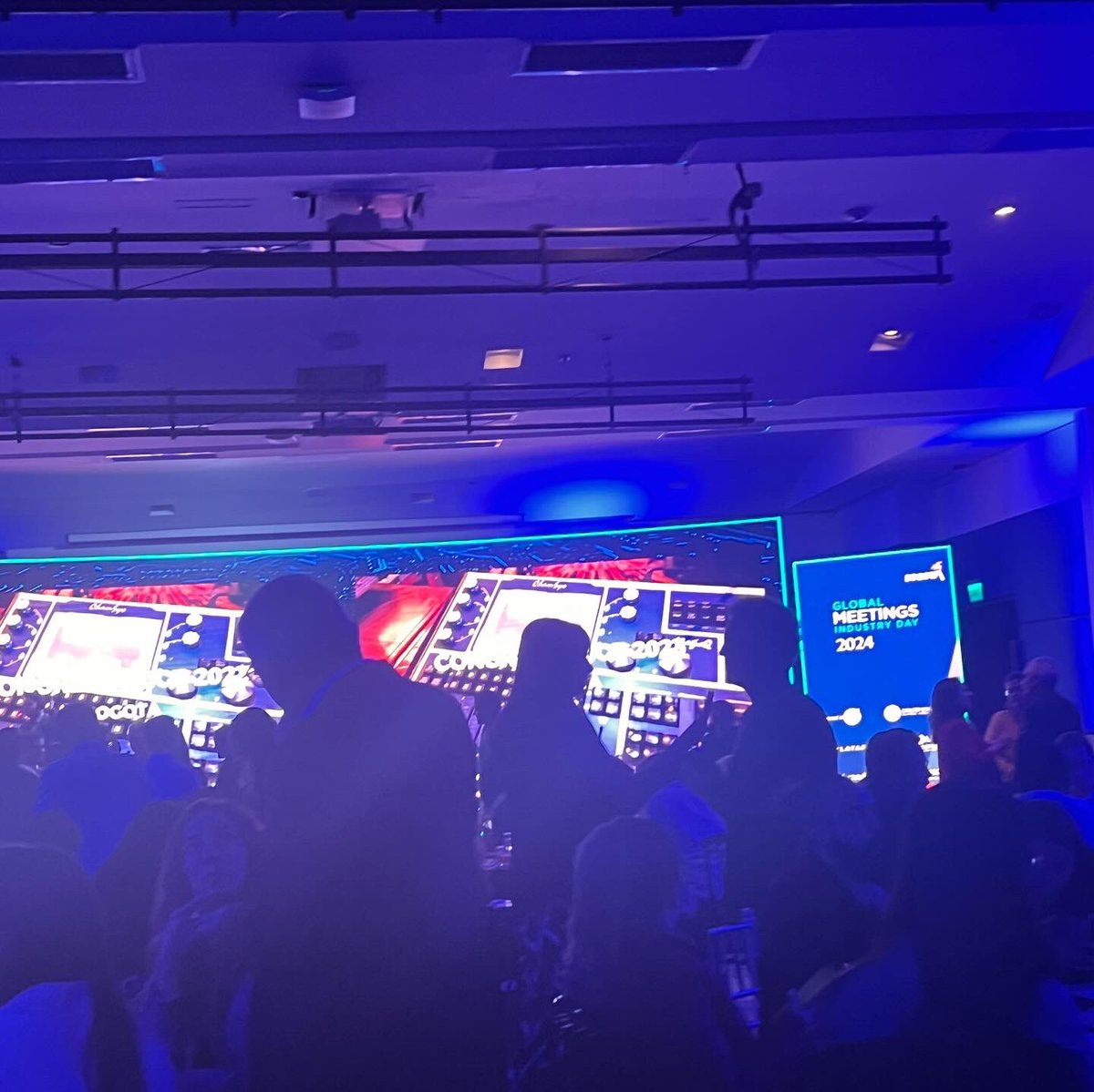 LeonardoSicard's tweet photo. Hoy como todos los años tuvimos el privilegio de reencontrarnos en el marco del Global Meetings Industry Day #GMID
Una oportunidad para ver amigos, aliados y pares del sector, para aprender un poco y para comer y brindar por el crecimiento. 

#juntos #mice #GMID24 https://t.co/TBGg5LRQ7w