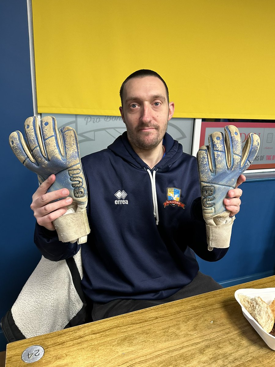 Great last ditch win tonight against @CockfostersFC and fair play to their Keeper Tiernan Parker for donating his gloves to our mascot and Smiles FC keeper Dan Dynamos. Made his night. Class gesture. 👊🏼⚽️