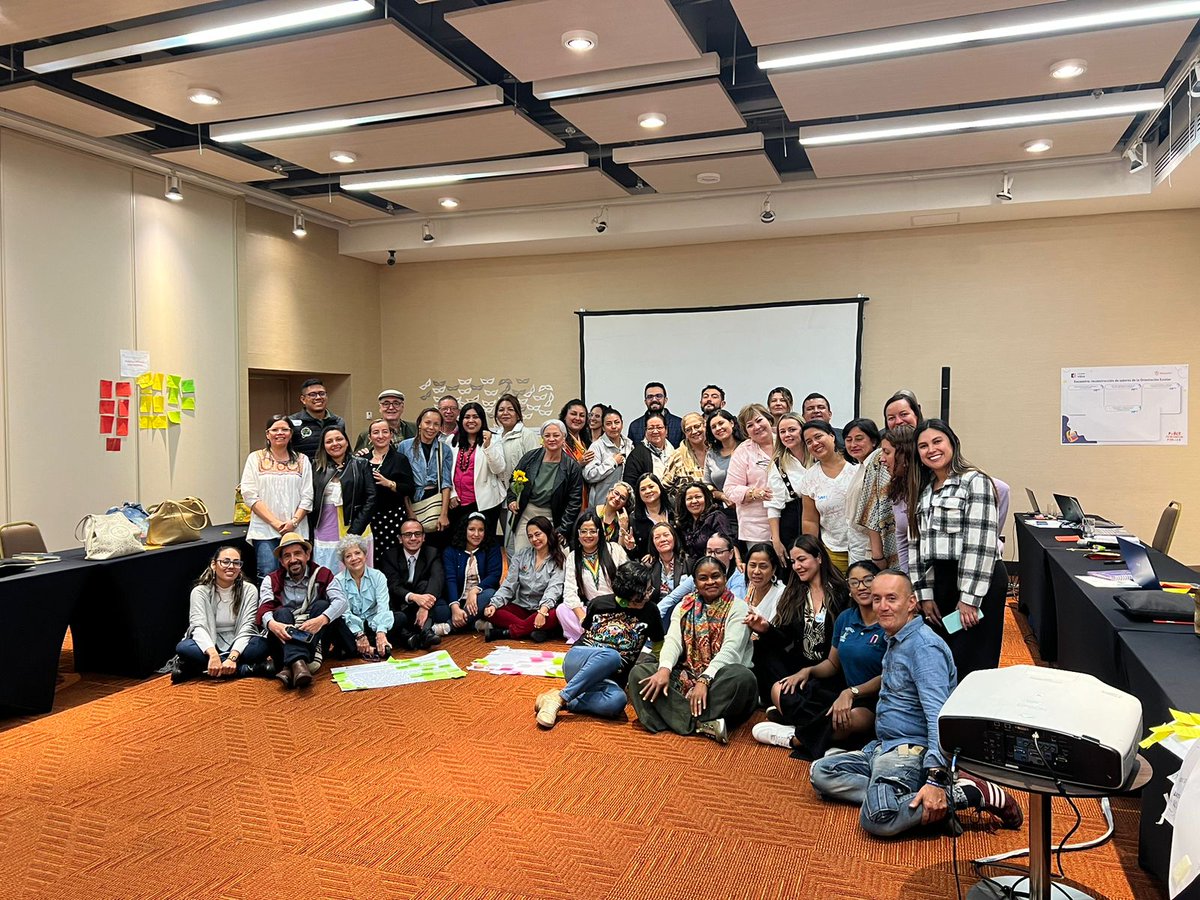Mineducacion's tweet photo. Terminamos el encuentro con los orientadores escolares con reflexiones y aportes concretos para fortalecer el ejercicio de la orientación escolar, la construcción de saberes, trabajo colaborativo en redes y el compromiso por fortalecer la #FormaciónIntegral de niños y jóvenes. https://t.co/YrgyXB1fgj