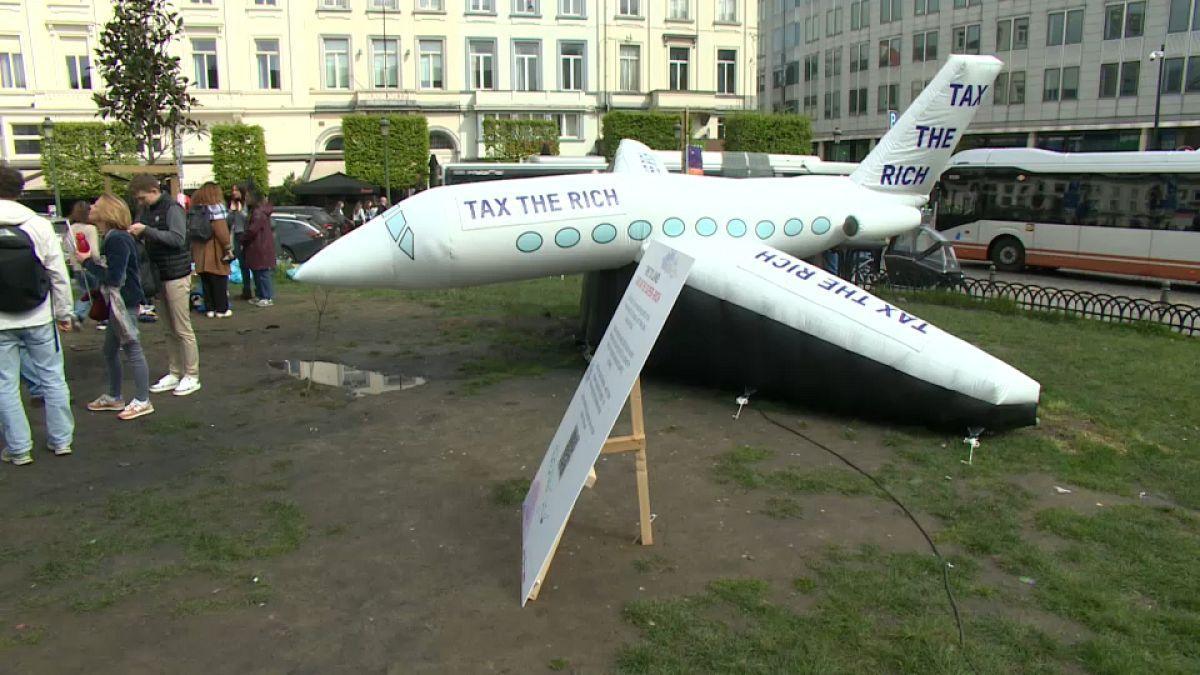 Activists with inflatable jet outside EU Parliament demand higher taxes for super-rich #EuropeNews euronews.com/my-europe/2024…