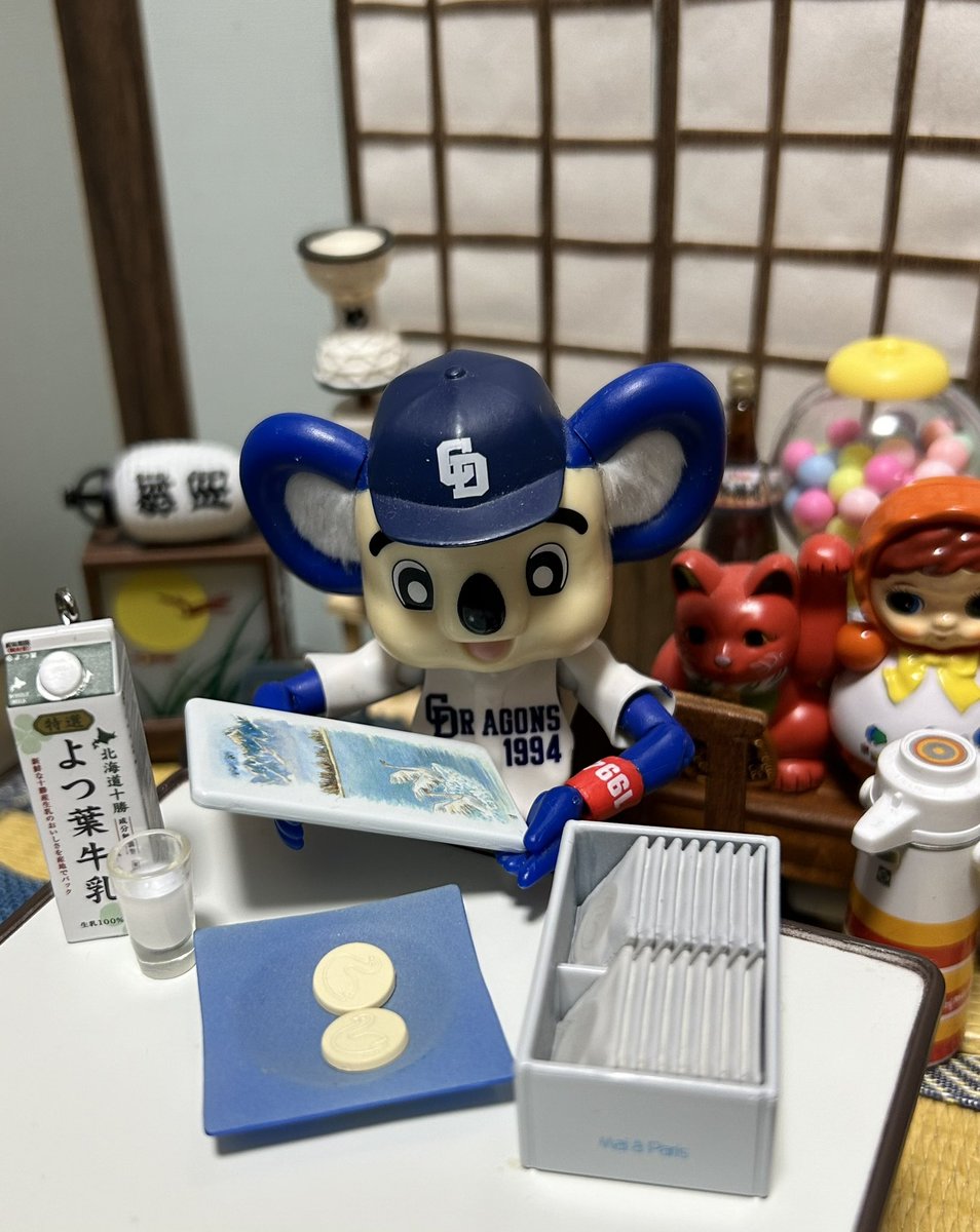 『先生お土産をいただく』
頑張れドラゴンズ⚾️
なにかしら頑張ろう 
#ドアラ #ドアラ先生 #中日ドラゴンズ #勇龍突進 #figma #フィギュア #ガチャガチャ #ドールハウス #ミニチュア #ハンドメイド #ケンエレファント #全国のかわいいおやつ #長野県 #開運堂 #白鳥の湖