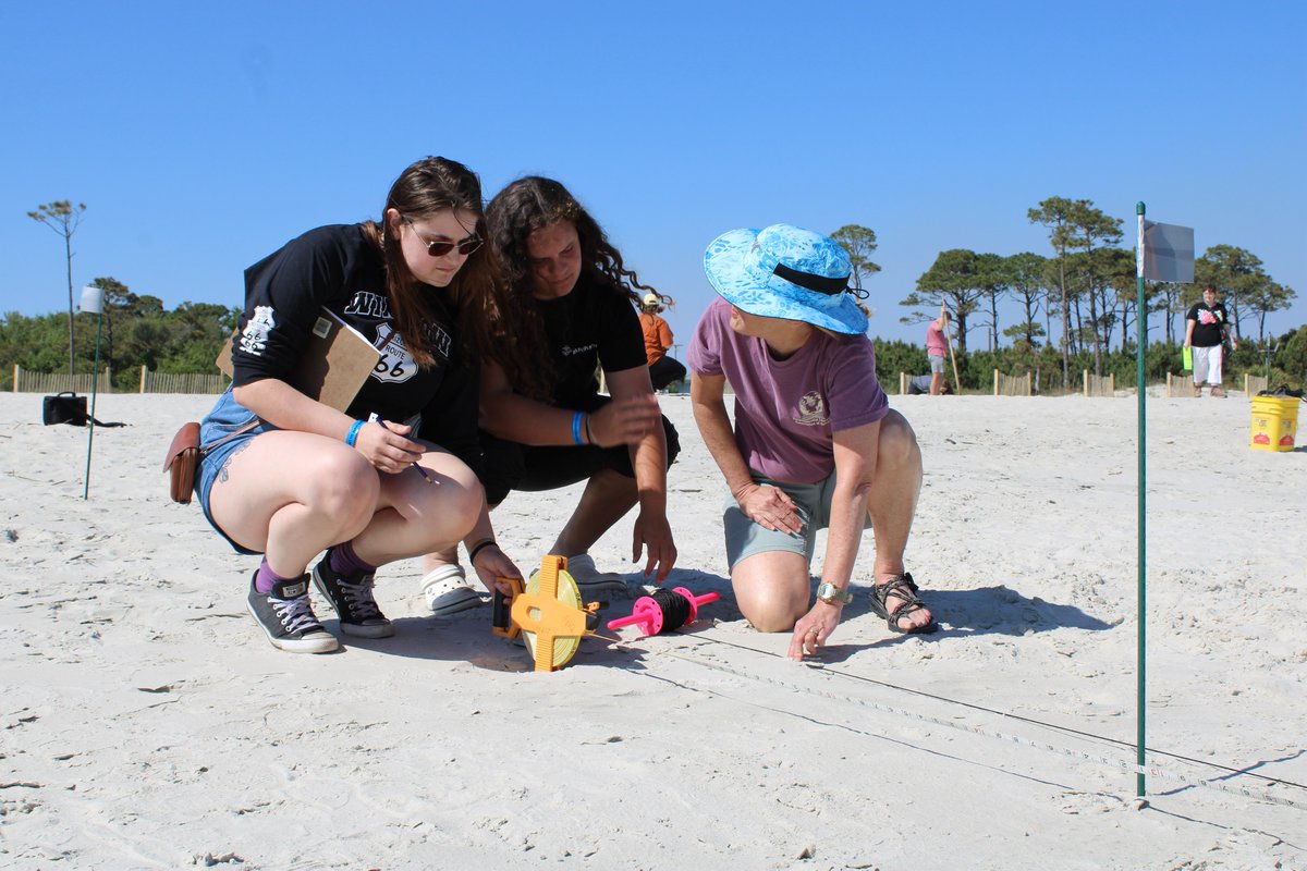 Students from our partner school @Montevallo split into two groups. One explored Mobile Bay on our Research Vessel Alabama Discovery and the other learned how about sea level rise and beach profiling with Educator Angie Dixon. #DiscoverDISL #MESC @RussellBedsole