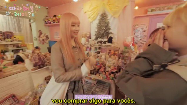 inforeibr's tweet photo. 💌 Um pouco do primeiro episódio de Follow Rei, que ficará disponível com legenda amanhã!

- Rei encontra fãs na loja e deixa elas gastarem com o cartão da empresa

#IVE #REI #레이 #아이브 #直井怜 https://t.co/hQDBjGSaAS