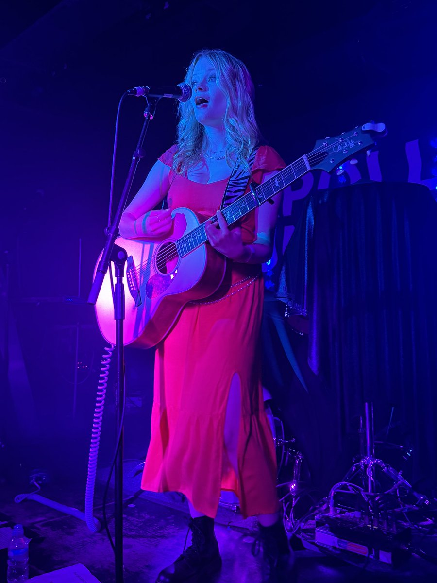 Brilliant acoustic support set tonight from @GraceCalver_ supporting the mighty @ApolloJunction. Great songwriting and a very polished performance.🎸🎤👏🏻