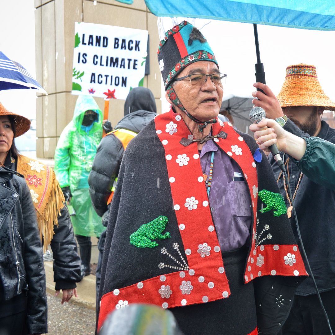 Indigenous_ca's tweet photo. BIG Hiy hiy & miigwetch to all our relatives & allies for showing up today to demand RBC quit funding colonial violence! ✊🏽🪶 Your support is valuable in this within movement!
#RBCIsKillingMe #NoMoreDirtyBanks #IndigenousSovereignty #DivestFromFossilFuels https://t.co/0iYxrirzt1
