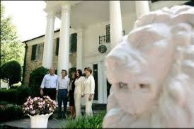 Japanese PMs have a thing for Graceland: Here’s PM Koizumi with Pres Bush and the Presleys at Graceland. Koizumi did a wicked Elvis impersonation and even cut an Elvis album back in 🇯🇵.