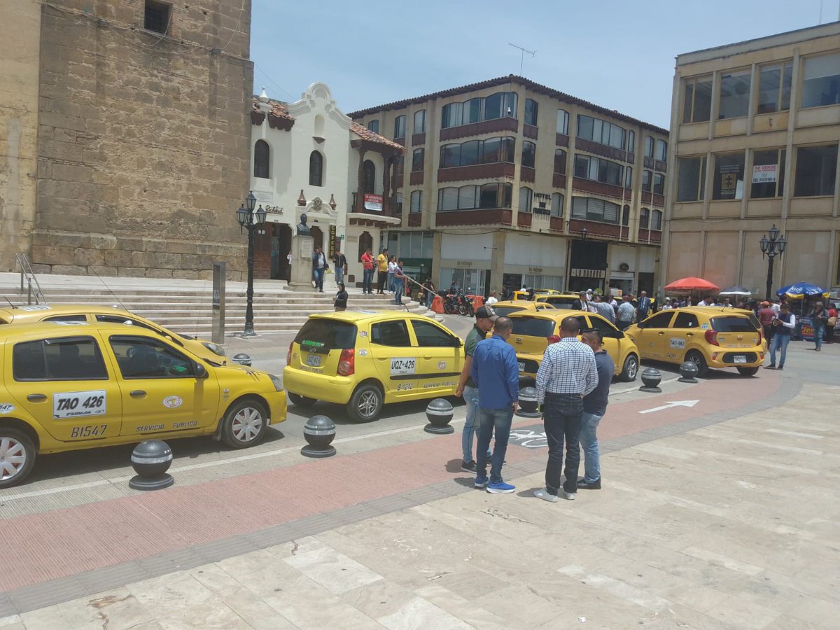 Nuestra Regional #Boyacá acompañó una jornada de manifestación de taxistas en #Tunja, quienes exigen a las autoridades locales intervenir ante la ilegalidad de otros servicios de transporte público en la ciudad.