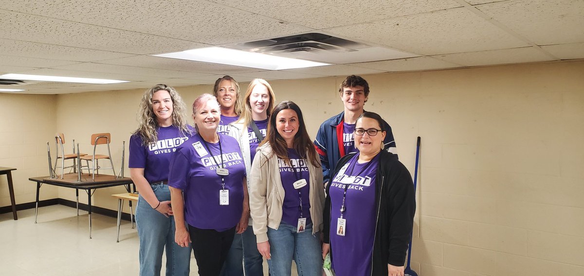 springhillelem's tweet photo. Our friends at @PilotFlyingJ volunteered at our school yesterday to start creating a place for teachers to go for a break! They helped us set up some health and fitness items for our teachers and stocked supplies in our work room!
💚🐻💙

#kcsregion5 #BearNation #levelup https://t.co/Ee82whD2tF