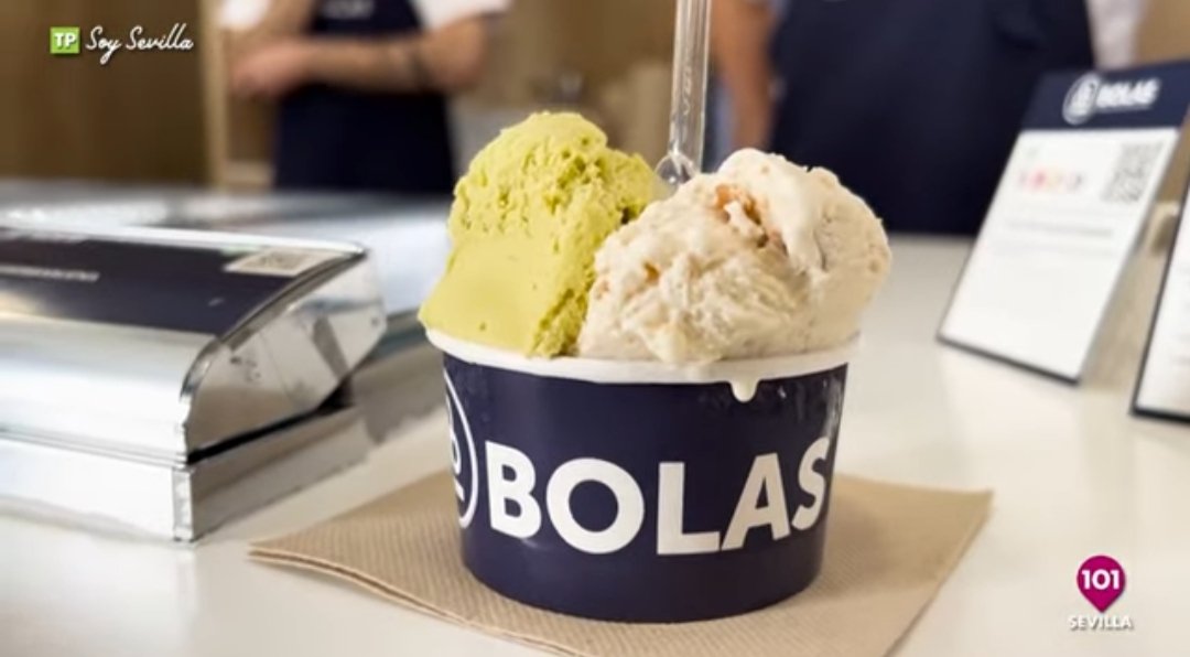 ❓ ¿Probarías un helado de incienso o de rebujito? 🍦 @HeladeriasBolas 📺 SOY SEVILLA con @lauragomezvaz . youtu.be/5bOBZZJSXPE?si…