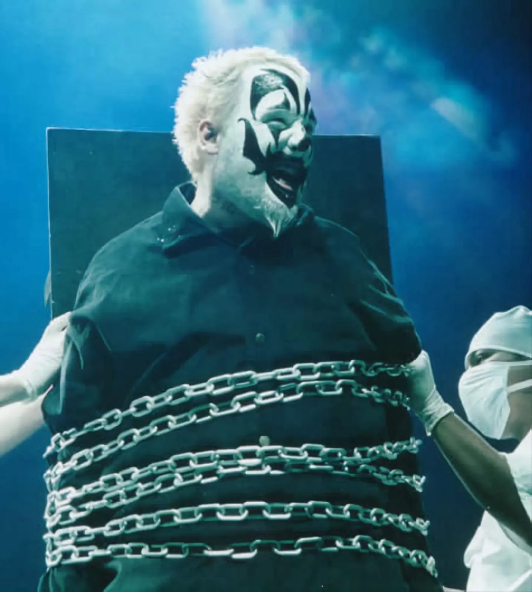 icp's tweet photo. #throwbackthursday

Violent J and Shaggy 2 Dope take the stage at the GOTJ 2002 in Peoria, Illinois.

#icp opens their performance with "Murder Rap" This would mark the very first time a song from the Sixth Joker's Card was played for the thousands of #juggalos in attendance. https://t.co/hUhf1RvGoT