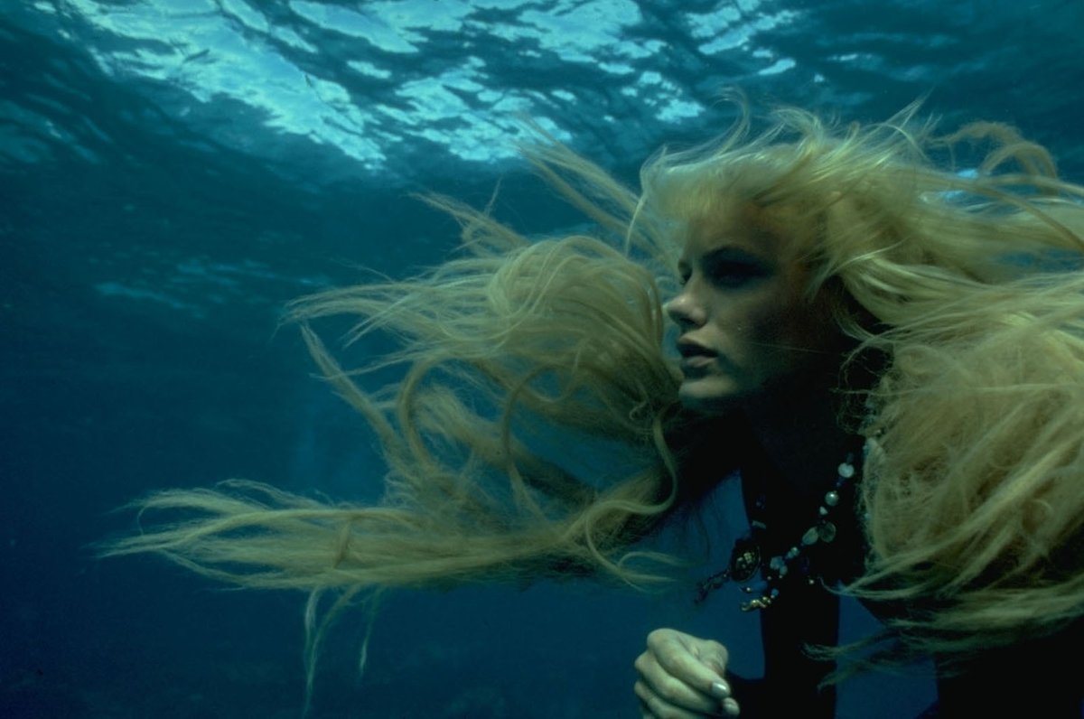 'She was the woman of his dreams... she had large dark eyes, a beautiful smile and a great pair of fins.' 🧜‍♀️ Dive into the next installment of our 1984 Milestone Movies series with Tom Hanks and Daryl Hannah in SPLASH! Showing tomorrow at The Paris. bit.ly/splashparisthe…