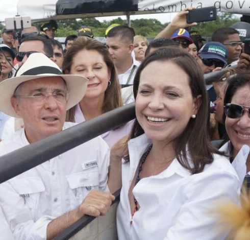 Ni Uribe ni María Corina son perseguidos políticos. La extrema derecha viola la ley y se hace la víctima. (En eso se parecen a Israel y por eso la defienden)