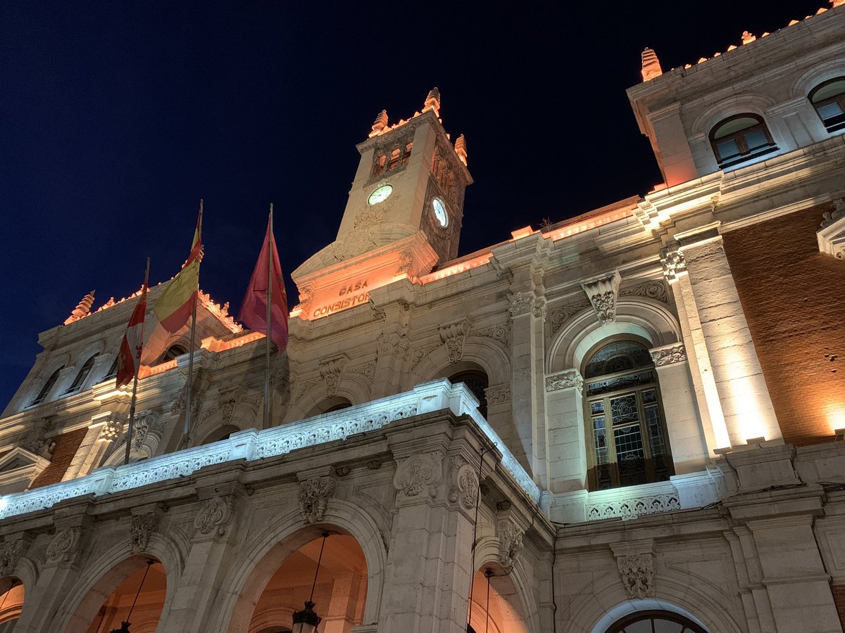 Hoy 11 de abril la fachada del @AyuntamientoVLL y la #CúpulaDelMilenio se iluminan de NARANJA por la conmemoración del #DiaMundialDelParkinson.
En apoyo a los más de 2000 vallisoletanos afectados por esta enfermedad, y a la labor que realizan @ParkinsonValla1 y @ParkinsonFEP.