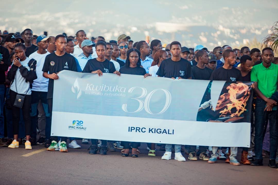 Kigali_College's tweet photo. Uyu munsi,abayobozi,abakozi n'abanyeshuri ba @IPRCKigali bifatanije n'abanyarwanda b'ingeri zose mu kwibuka Abatutsi biciwe I Nyanza ya Kicukiro muri Jenoside  yakorewe Abatutsi 1994 bakuwe mu cyahoze ari ETO Kicukiro nyuma yo gutereranwa n'ingabo z'umuryango w'Abibumbye(MINUAR). https://t.co/h7i6x0cos7