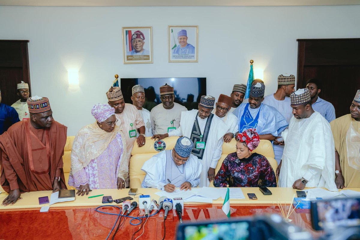 Earlier today, The Executive Governor of Kaduna State, Malam @ubasanius signed a Memorandum Of Understanding (MOU) with SWA Sports Limited @SWASportsAfrica @SwaGlobalAfrica through its founder and President, Mrs jika hanta @B_ELRUFAI Hajiya Aisha Shuaibu AKA @SuperwomanAisha 🙏