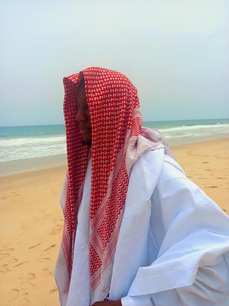 'Duk da na kwarai gida shika sallah', Alhamdulillahi we're not where we want to be, but we're exactly where we need to be. A sahalian man in a rainforest coast, the dressing is to honour my family's legacy of scholars and also to my Fulani and other Sahalian forbearers😁.