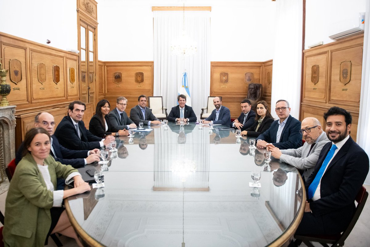 Jefatura_Ar's tweet photo. El jefe de gabinete, Nicolás Posse, y parte del equipo del @MinInteriorAR, mantuvieron una reunión de trabajo junto con diputados y senadores de la @UCRNacional. https://t.co/8kyZTZslDB