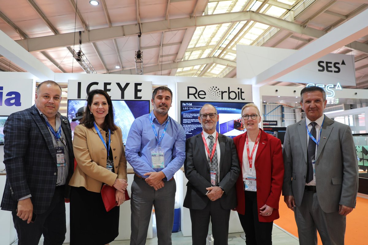 📸 1/2 | En el marco de la #FIDAE2024, el subsecretario para las Fuerzas Armadas @GaloEidelstein visitó los stands de Francia 🇫🇷, España 🇪🇸, China 🇨🇳, Reino Unido 🇬🇧, Brasil 🇧🇷, Suecia 🇸🇪 y Finlandia 🇫🇮 para conocer más sobre sus capacidades y desarrollo en Defensa.