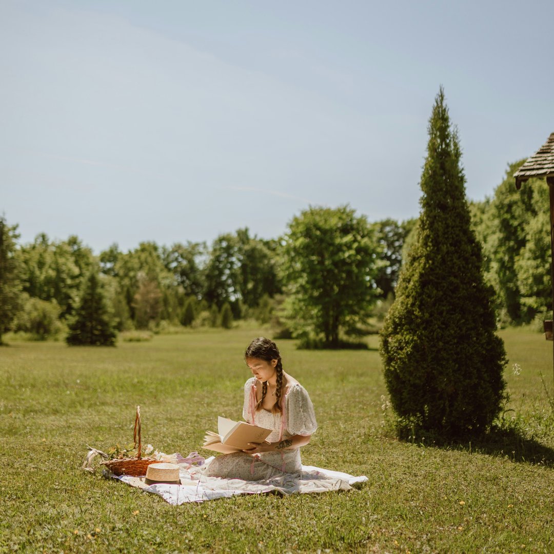 Plan your perfect spring picnic and we'll tell what kind of friend you are 🌸 inspired by the sister schemes in our next spring read, The Second Favorite Daughter's Club: Sister Sabotage by Colleen Oakes. @holidayhousebks 🌷 Take the quiz HERE! 🌷 girlslife.com/quizzes/1529/p…