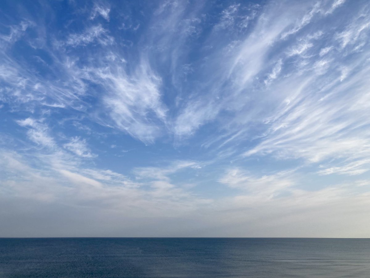 空には巻雲。海はベタ凪。
#朝空
#日本海