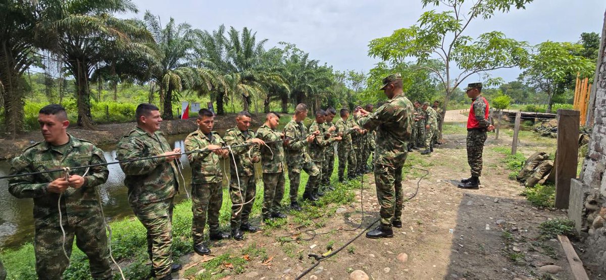 #EducaciónMilitar 🪖Los soldados la #Brigada18 en Arauca siguen fortaleciendo sus habilidades mediante un entrenamiento constante para garantizar la seguridad en la región. Sin embargo, los desafíos persisten. ¡Juntos, superaremos cualquier obstáculo! 💪👊 #FeEnLaCausa