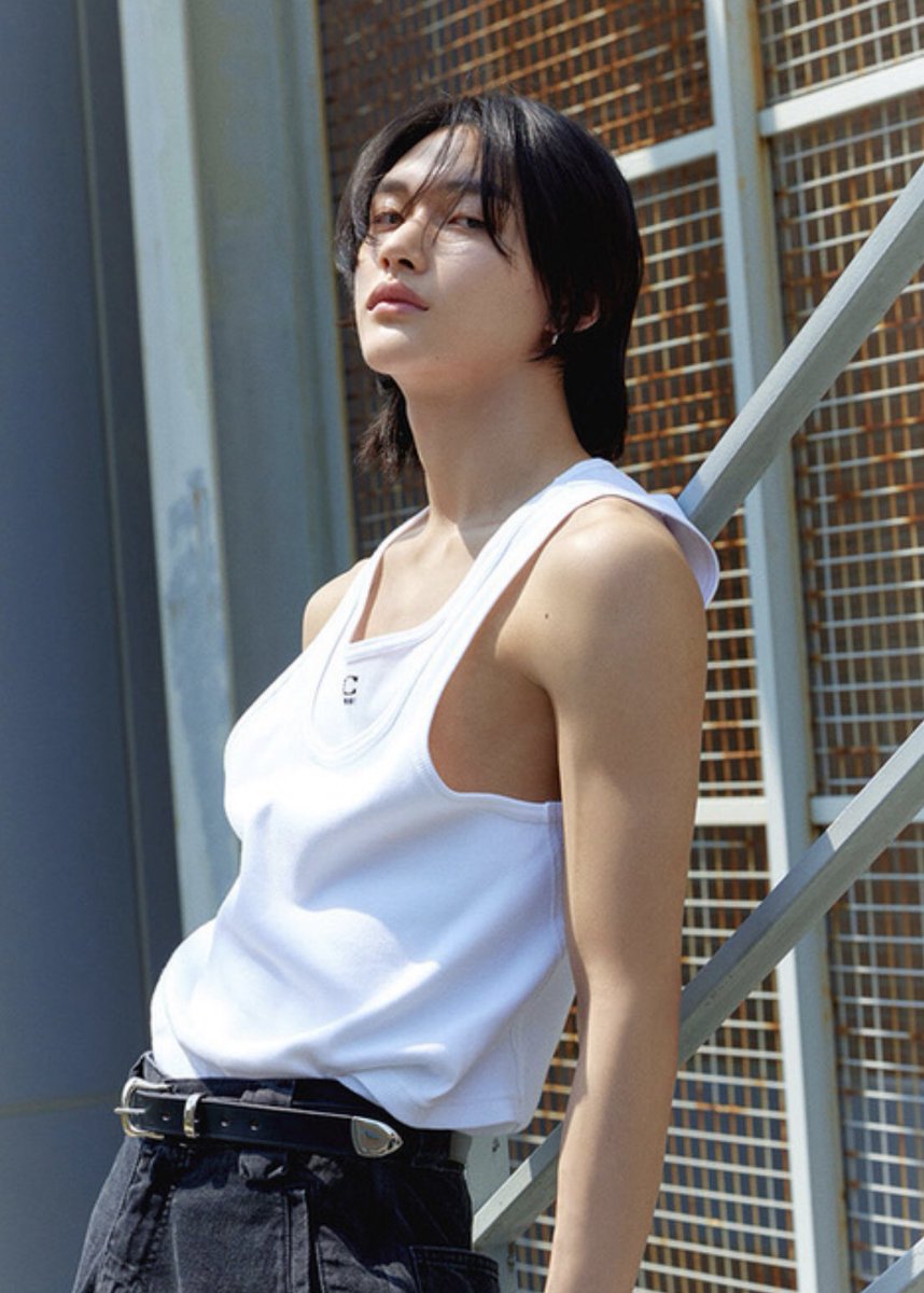 ウォンビンさん、前回白で今回黒のタンクトップなのね😇