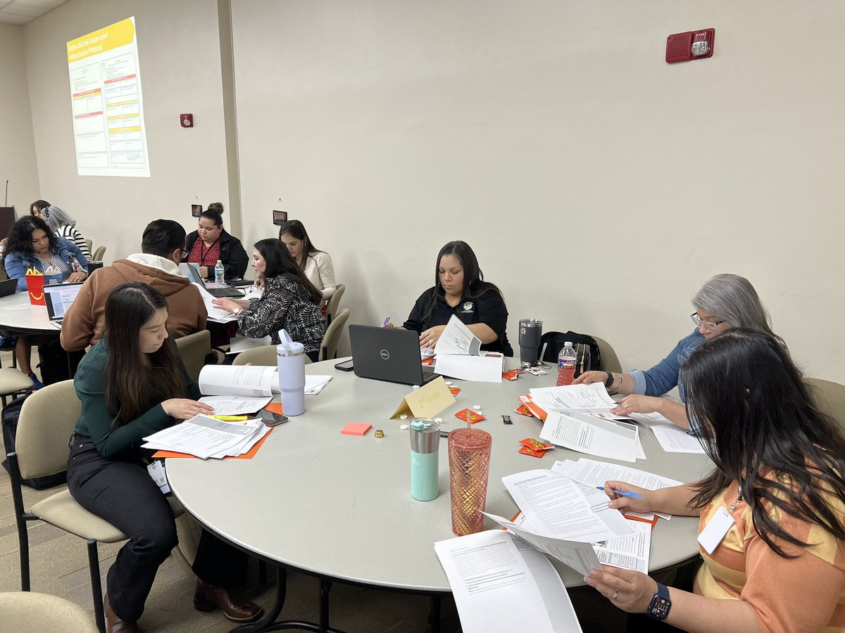 Amplify Texas Spanish Task Force members are preparing to pilot a lesson very soon. So exciting!! 😀 Deep conversations about curriculum through the internalization process in progress. @DrFavy @AldineISD #MyAldine