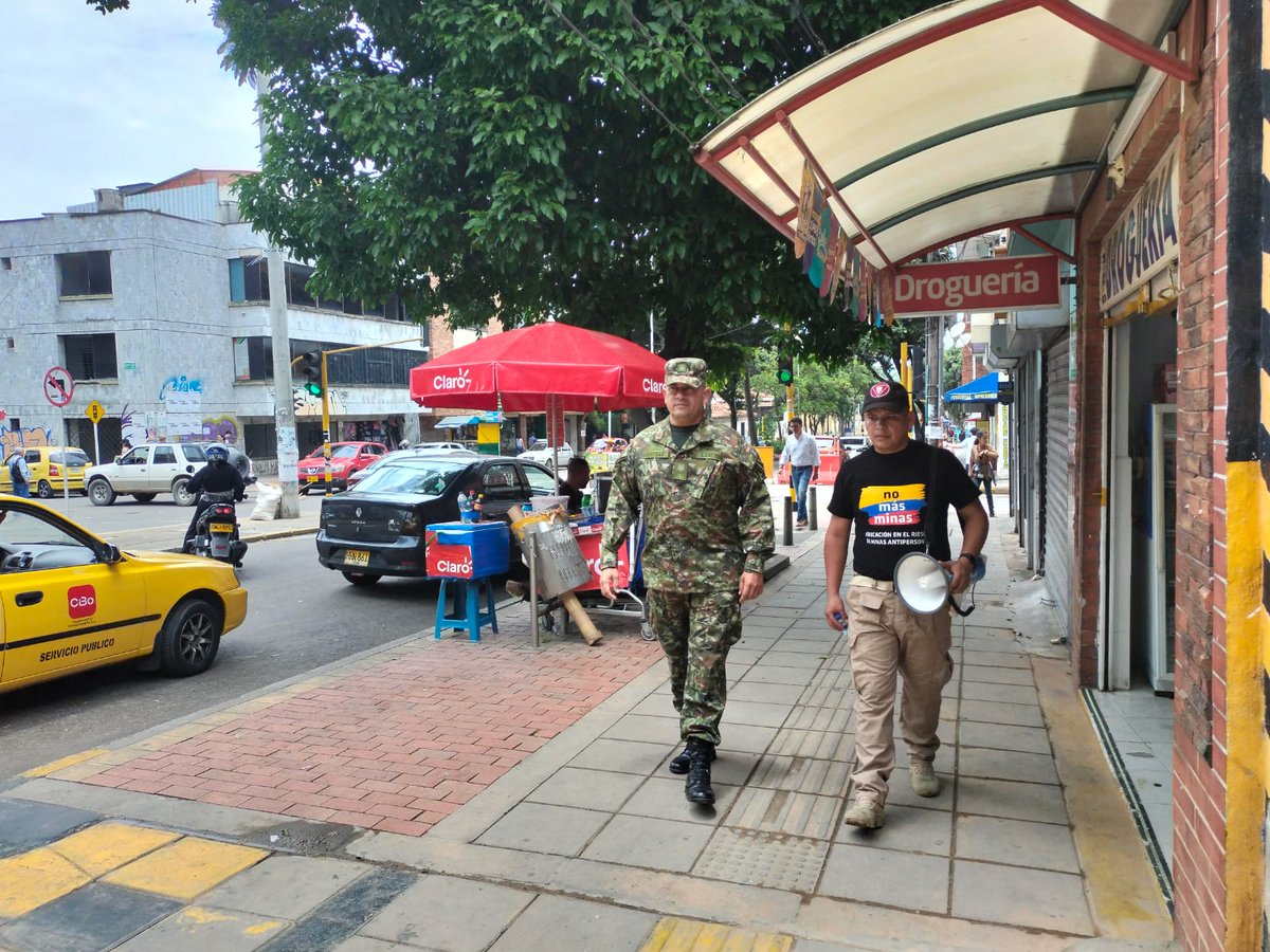 Soldados del Batallón de Apoyo y Servicios para el Combate N.º 5 de la #QuintaBrigada llevaron a cabo una jornada de perifoneo en el Centro de Bucaramanga, difundiendo la campaña institucional para prevenir el reclutamiento forzado de menores de edad.

#ProtegemosLaVida 📢🚫