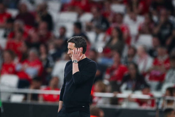 Roger Schmidt surpreendido com os assobios no fim do jogo: 'Não sei, fico sempre supreendido com isso, mas parece que faz parte do Benfica. Sei que não é a primeira vez, também recebo algumas impressões do meu treinador-adjunto e do Luisão, eles conhecem melhor o clube e também