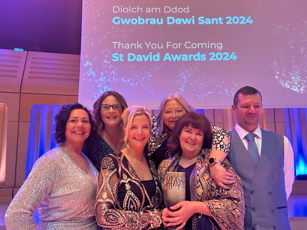 ⁦@stdavidawards⁩ To be shortlisted with so many inspiring people was a privilege. To win the Critical Worker category is a great tribute, to a team who are passionate and committed to championing people’s recovery #recovery #addiction #rehab #arbd