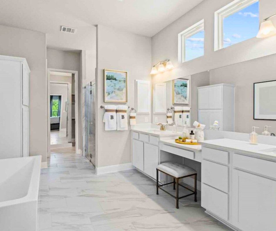 NHSPro's tweet image. Step into the Madrid III Plan by @BeazerHomes and say hello to this beautiful bedroom and bath! Your client can picture themselves in a cozy oasis that's as stylish as it is comfy. Learn more - snip.ly/efupqf 
#newhomesourceprofessional #realtor #realestateagent