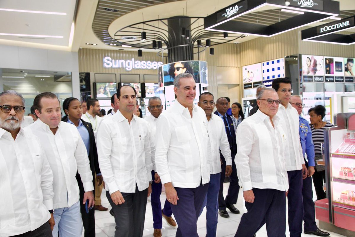 Con la presencia del Presidente @LuisAbinader, celebramos hoy el 40 aniversario del Aeropuerto Internacional de Punta Cana y la inauguración de la expansión de la terminal B. Reitero mis felicitaciones a @FrankrRainieriM, @FrankERainieri y todo el personal de @Grupo_PuntaCana