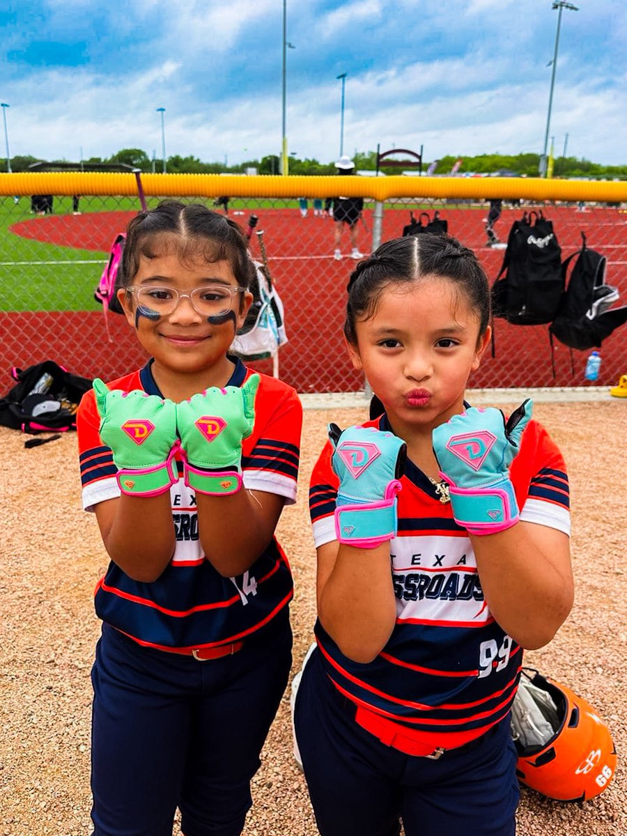 thed1elite's tweet photo. 𝘽𝘼𝙍𝙍𝘼𝙕𝘼 #14 &amp; 𝙑𝘼𝙎𝙌𝙐𝙀𝙕 #99 hitting the fields of 𝗩𝗜𝗖𝗧𝗢𝗥𝗜𝗔, 𝗧𝗫 with the power, precision, and control of the 𝗗𝗜𝗡𝗚𝗘𝗥 𝗚𝗥𝗜𝗣 𝗣𝗥𝗢 𝗦𝗘𝗥𝗜𝗘𝗦 𝗣𝗥𝗘𝗠𝗜𝗨𝗠 𝗕𝗔𝗧𝗧𝗜𝗡𝗚 𝗚𝗟𝗢𝗩𝗘𝗦  in the palm of their hands 
https://t.co/Z4k0NZxgOA https://t.co/fN0HrEijSR