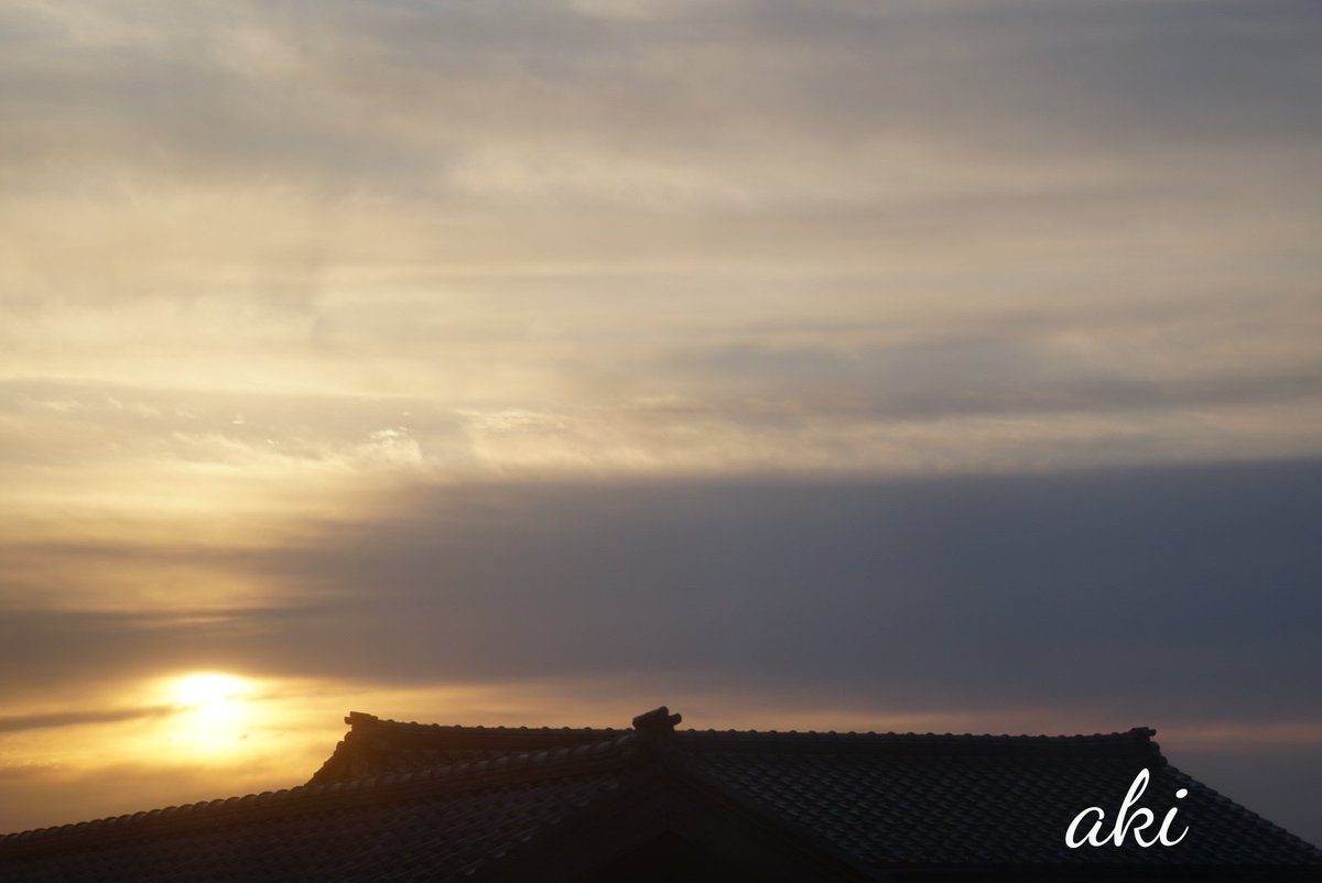 おはようございます
o(*⌒―⌒*)o

朝早い時間は雲が多めでしたけど 今は青空いっぱいです🌤

#ファインダー越しの私の世界
#朝空
#朝日
#mysky
#myphoto
#空がある風景
#空が好き