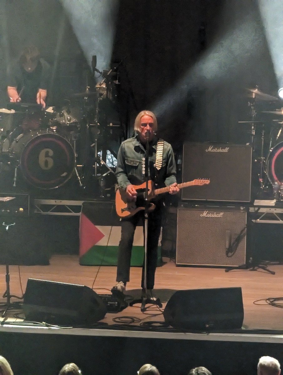 God bless Paul Weller playing with his Palestine flag and speaking about the dead children tonight. We need to say it out loud, everywhere, every time.