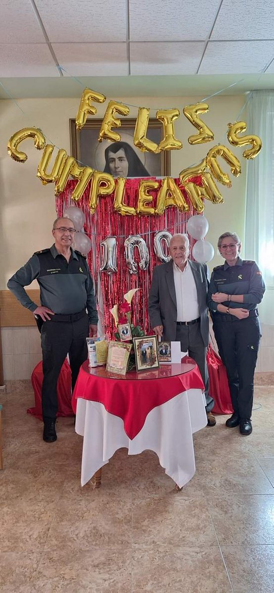 La @guardiacivil de #Guadalajara al mando de la teniente coronel Cristina Moreno, jefa de la Comandancia, felicita en el Asilo de las Hermanas de los Desamparados a nuestro compañero Juan Estébanez por su 100 cumpleaños🎂 #mujeryguardiacivil @GuardiaCivilGU