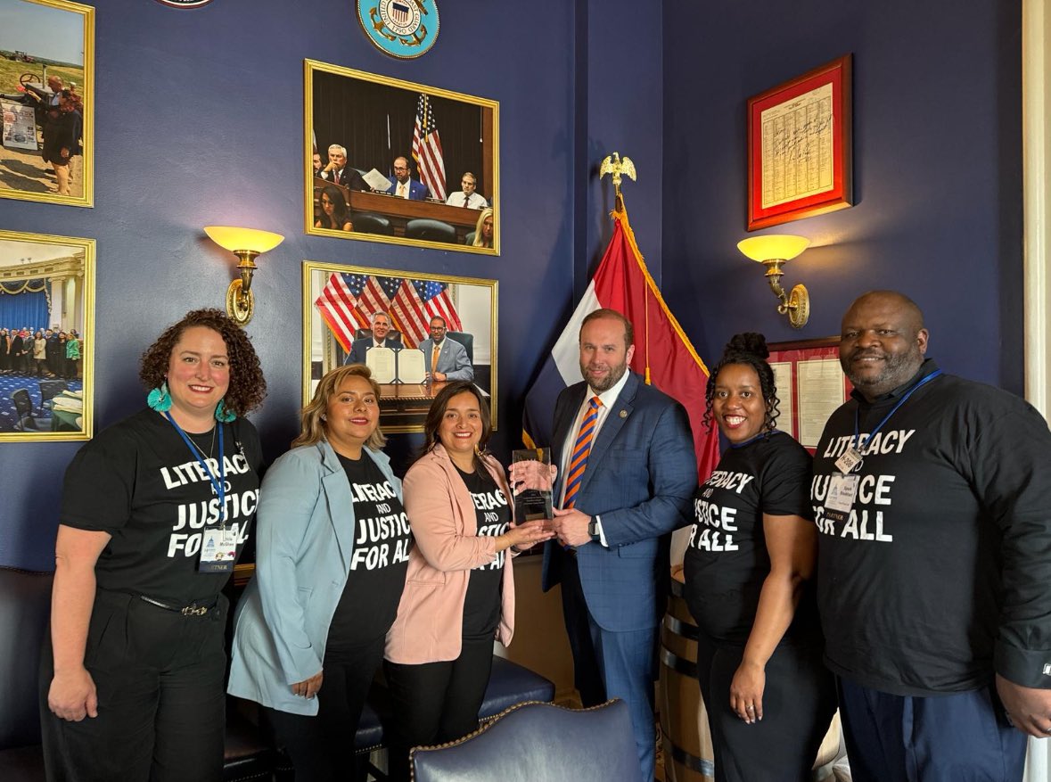 Members of our Missouri delegation presented @RepJasonSmith with an award for his commendable bipartisanship on the Tax Relief for American Families and Workers Act. Thank you for fighting for families! #childtaxcredit