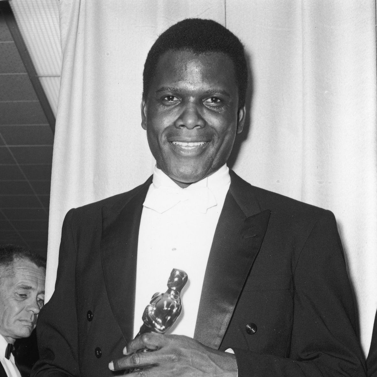 13 April 1964: Sidney #Poitier becomes the first African-American male to win the Best #Actor award during the Academy Awards. He won for the 1963 movie Lilies of the Field. #AcademyAwards #AfricanAmerican #history #OTD #firsts #ad amzn.to/2V4SSX7