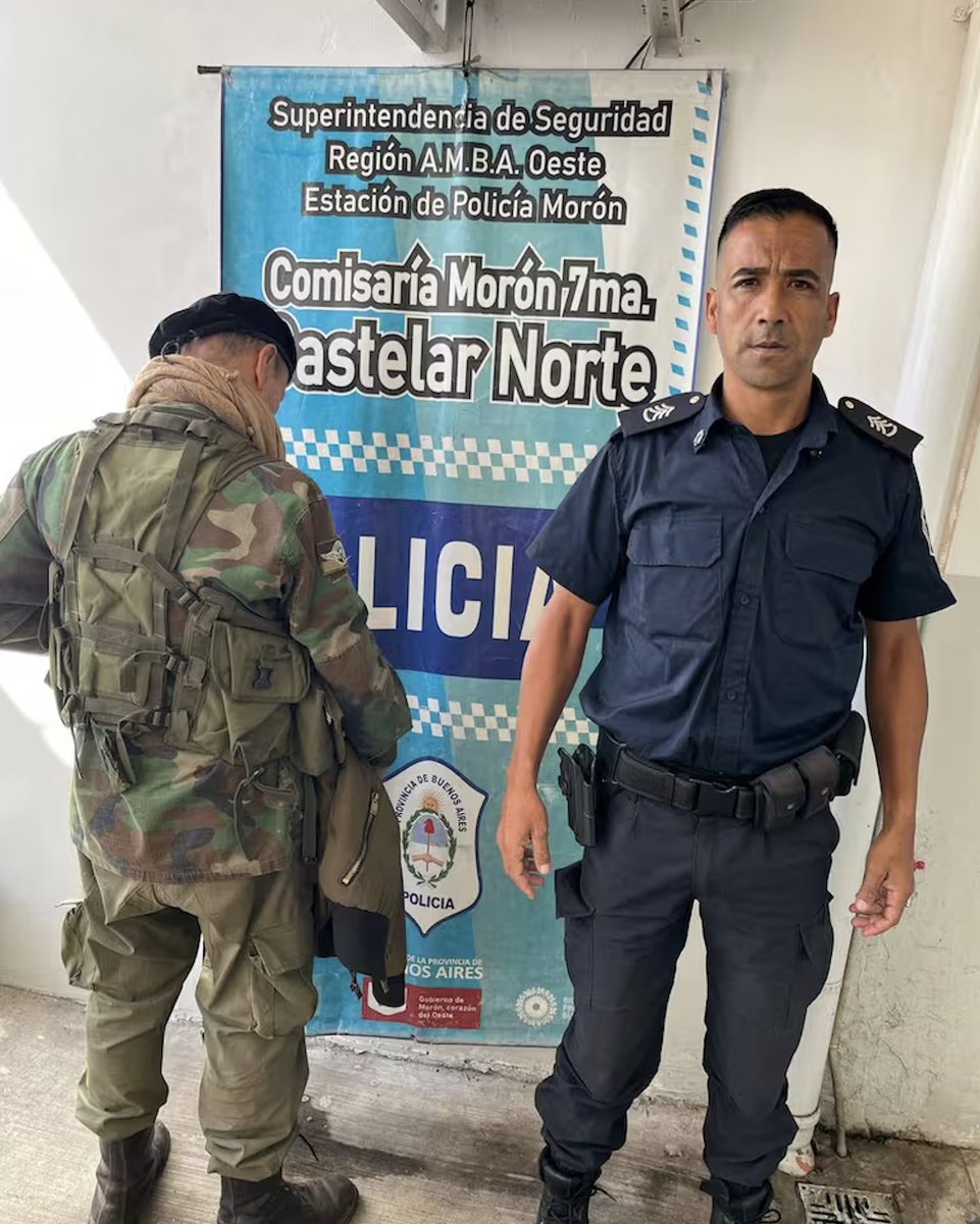 PregoneroL's tweet photo. En el conurbano arrestaron a uno que patrullaba las calles con camo militar.  Hasta ahí todo bien, pero cuando le detuvieron dijo que era "boina verde" 🤣 https://t.co/PeeVa0fDTe