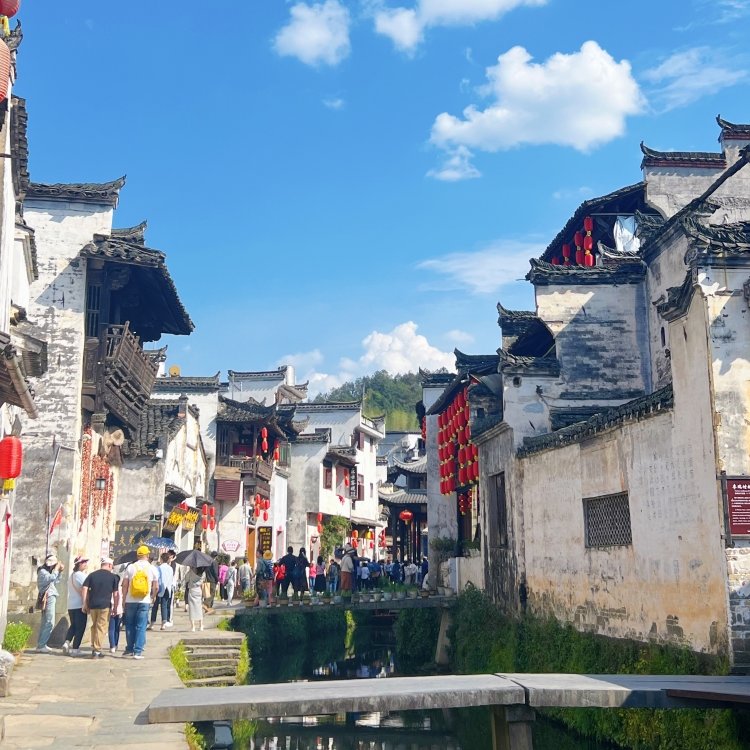 WHU_1893's tweet photo. 📚💬#WHU International students delved into Chinese language through a Chinese poetry reciting competition.
🧳✈️They also explored Wuyuan county in Jiangxi province, famous for the canola flower fields and Hui-style architecture, and made Wuyuan paper umbrellas. #StudyAtWHU https://t.co/P8GgG9M2a4