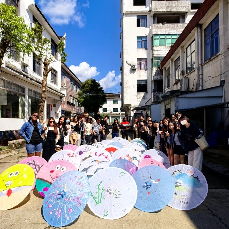 WHU_1893's tweet photo. 📚💬#WHU International students delved into Chinese language through a Chinese poetry reciting competition.
🧳✈️They also explored Wuyuan county in Jiangxi province, famous for the canola flower fields and Hui-style architecture, and made Wuyuan paper umbrellas. #StudyAtWHU https://t.co/P8GgG9M2a4