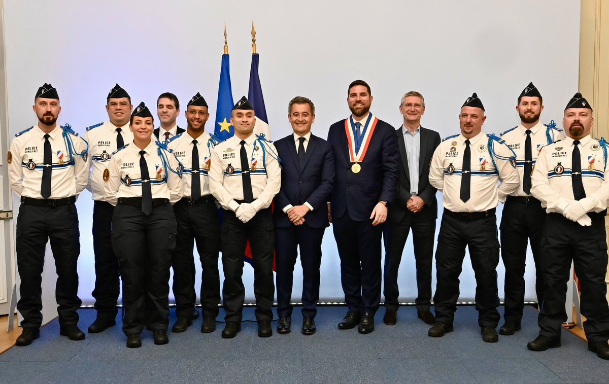 Lors des émeutes de l’été dernier, les policiers municipaux ont été un maillon essentiel de la défense de notre République, comme ceux de l’Haÿ-les-Roses, que je décore aujourd’hui de la médaille de la sécurité intérieure.