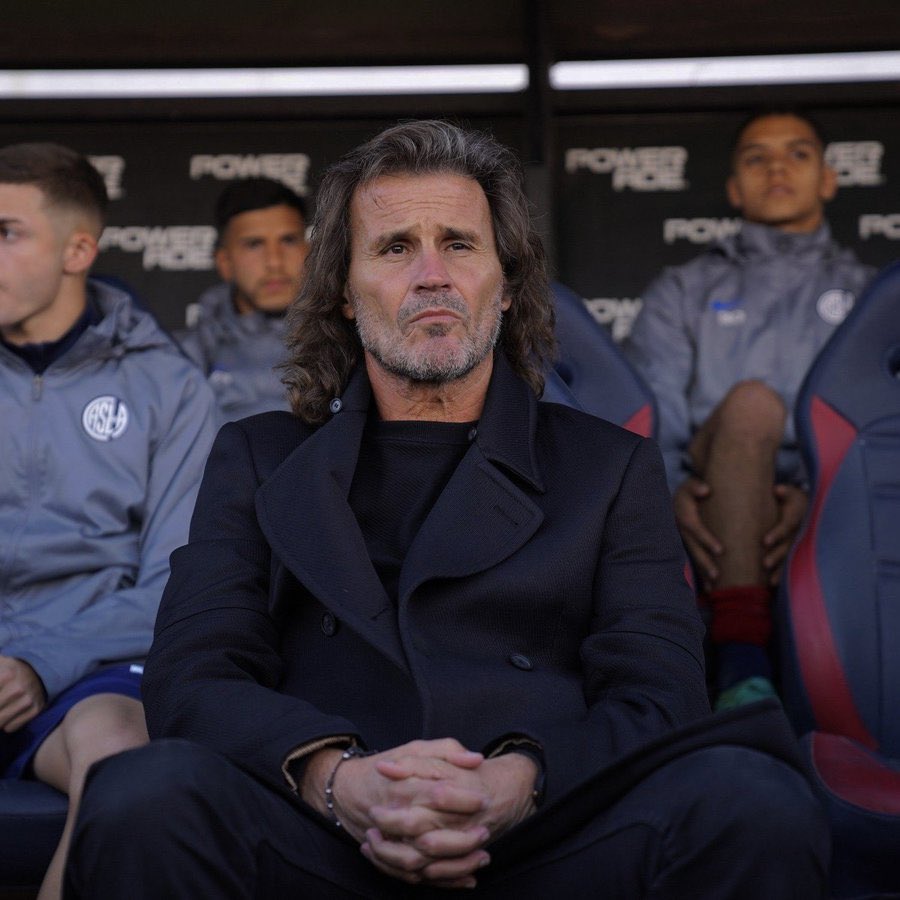 opicuervo's tweet photo. A Insua se lo aplaudió todos los fines de semana. Se le agradeció cada instante que se puso el buzo. Porque nadie siente a San Lorenzo como él. Yo iba a la cancha sabiendo que alguien, después de tanto tiempo, nos defendía.

Te amo Gallego, estoy hecho mierda. Gracias por todo. https://t.co/b9SKwy70Gn