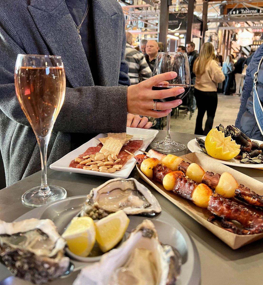 Delicias del mar en una sola mesa. . . #mercadodesanmiguel #sanmiguelmarket #foodie #foodiemarket #foodmarket #eatmadrid #madridspain #madrileñeando #gastromadrid #mercadosanmiguel #madrid #madridfood #mercado #market #gastronomía #experienciagourmet #ostras #pulpo #percebes