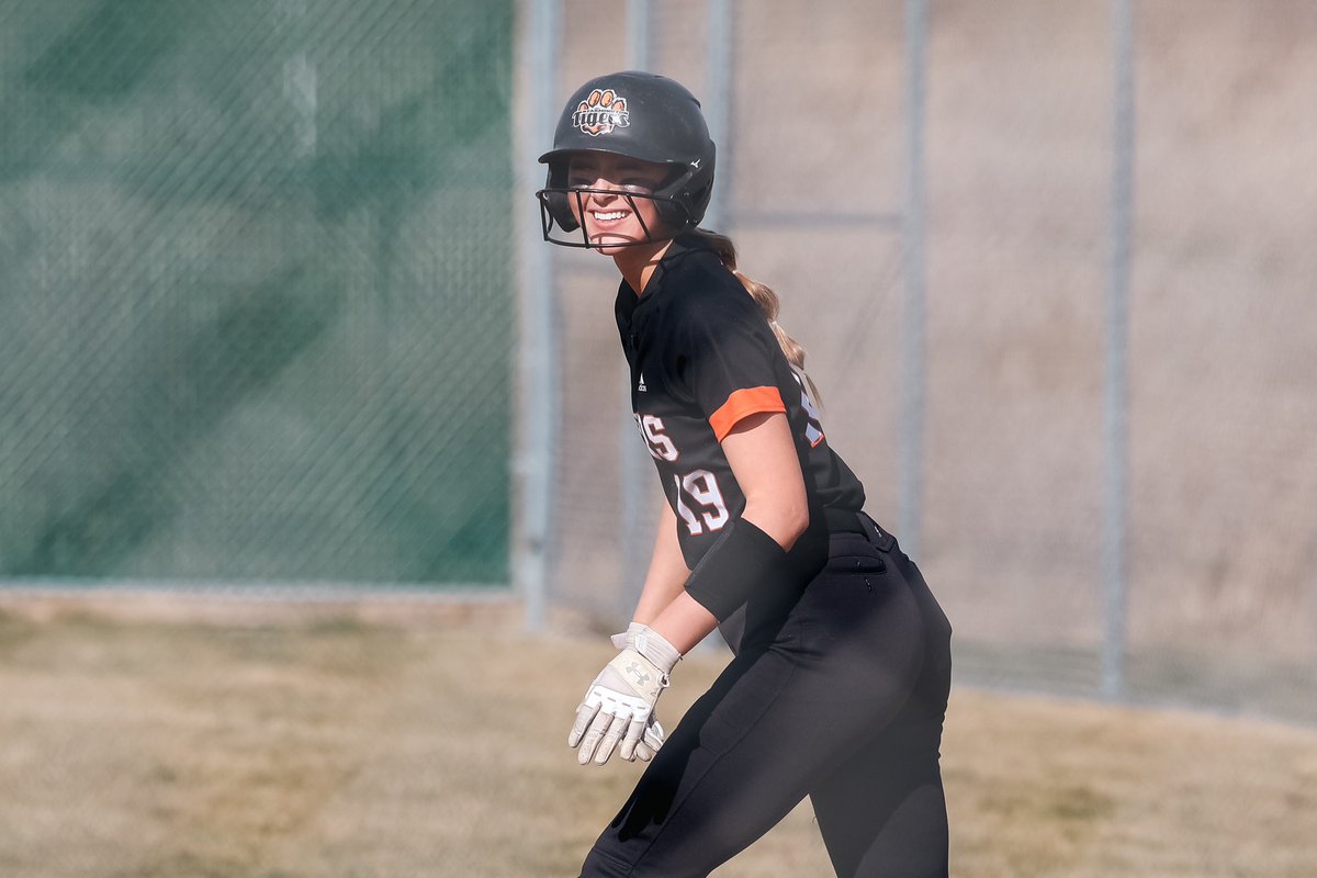 Tiger softball leading Rosemount 2-0 after 1 inning! Good luck, @TigerSoftball19! #WeAre192